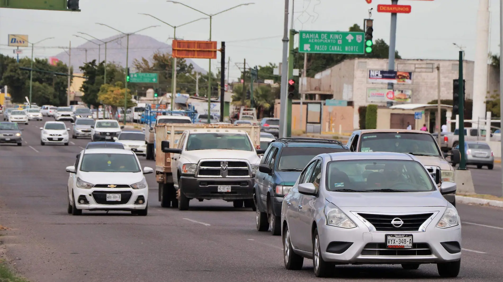 En la hora pico, esta avenida se llena de automóviles